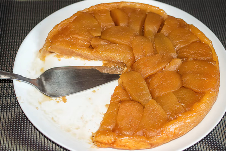 Фото к рецепту: Французский яблочный пирог наизнанку - тарт татен