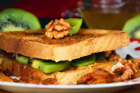 Фото к рецепту: Питательный сэндвич для завтрака за 5 минут