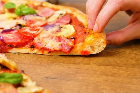 Фото к рецепту: Тесто для пиццы мягкое и пышное