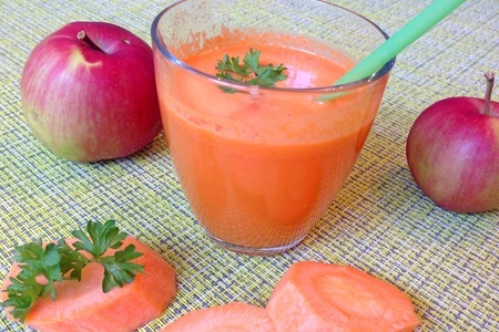 Фото к рецепту: Яблочно-морковный сок 