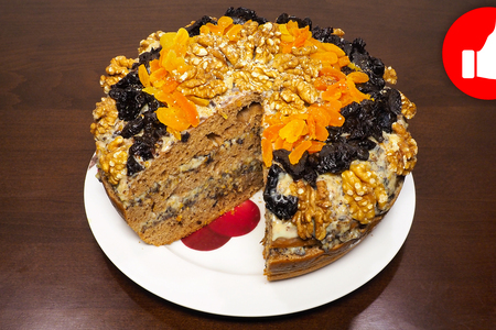 Фото к рецепту: Торт с орехами, курагой и черносливом