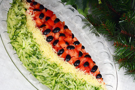 Фото к рецепту: Праздничный салат арбузная долька
