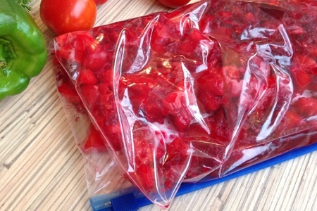 Фото к рецепту: Заправка для борща - томаты со свеклой на зиму