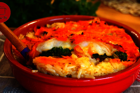 Фото к рецепту: Сочное филе пангасиуса на рисовой подушке под овощами