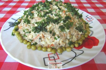 Фото к рецепту: Салат с куриной печенью, яйцами и овощами