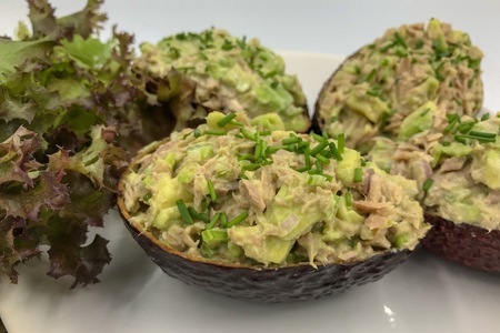 Фото к рецепту: Салат с тунцом и авокадо
