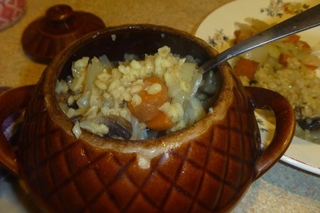 Фото к рецепту: Булгур с грибами в горшочке.