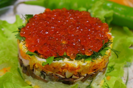 Фото к рецепту: Праздничный салат из кальмаров с красной икрой