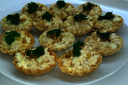 Фото к рецепту: Тарталетки с курицей и ананасами-закуска