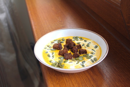 Фото к рецепту: Тыквенный крем-суп со сливками и  сухариками