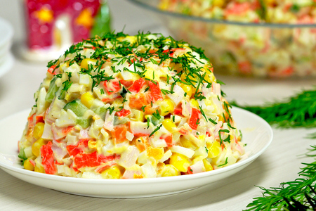 Фото к рецепту: Салат с крабовыми палочками и кукурузой