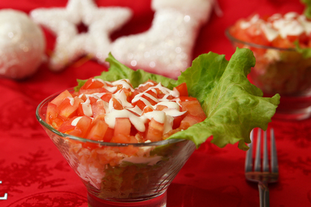 Фото к рецепту: Новогодний салат с красной рыбкой
