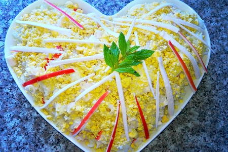 Фото к рецепту: Салат с крабовыми палочками и ананасами