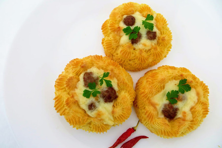 Фото к рецепту: Картофельные гнезда с начинкой 