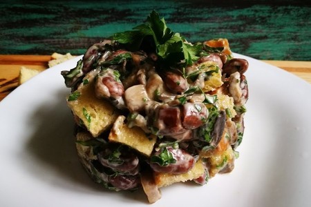 Фото к рецепту: Салат с фасолью и грибами