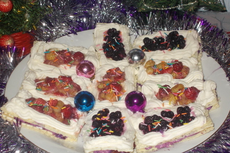 Фото к рецепту: Вафельные пирожные с ягодами и сметанным кремом 