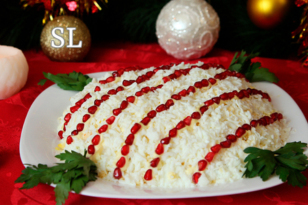 Фото к рецепту: Вкусный праздничный салат "бусы на снегу"