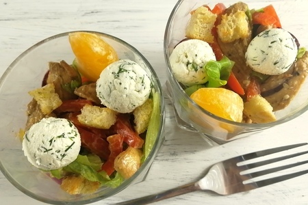Фото к рецепту: Салат "фантазия" с курицей, сухариками и сырными шариками