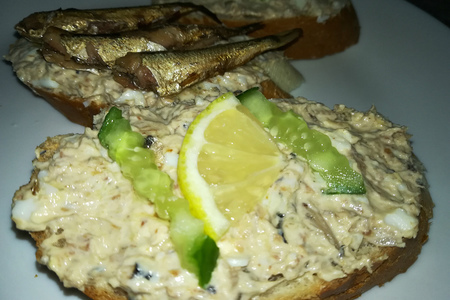 Фото к рецепту: Закусочные бутерброды из рыбной консервы