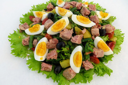 Фото к рецепту: Праздничный салат с тунцом / нисуаз
