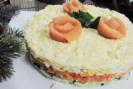 Фото к рецепту: Новогодний салат с красной рыбой