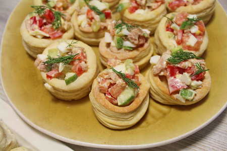Фото к рецепту: Волованы из слоеного теста с салатом из тунца