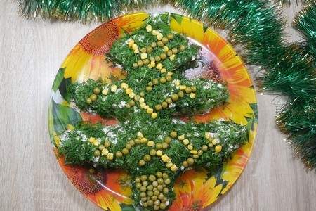 Фото к рецепту: Новогодняя подача салата «оливье»