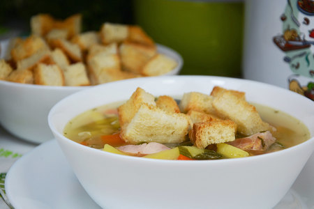 Фото к рецепту: Легкий гороховый суп с копченым окорочком