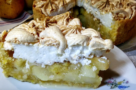 Фото к рецепту: Яблочный пирог с меренгой