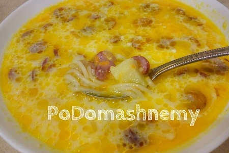 Фото к рецепту: Сырный суп с вермишелью и копченой колбаской