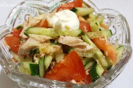 Фото к рецепту: Свежий салат с куриной грудкой и овощами