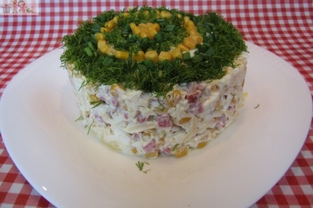 Фото к рецепту: Салат с копченой колбасой и кукурузой