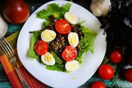 Фото к рецепту: Салат с грибами и перепелиными яйцами