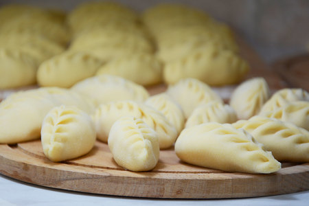 Фото к рецепту: Вареники с картошкой (тесто для вареников на кефире)