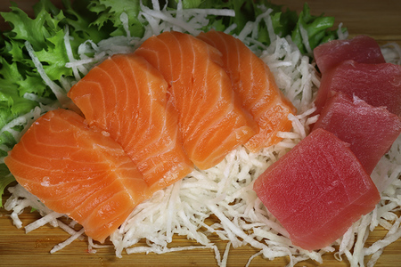 Фото к рецепту: Сашими из лосося и тунца