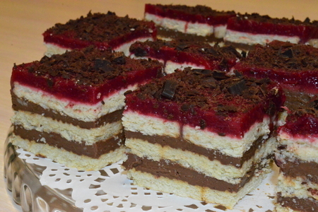 Фото к рецепту: Торт без выпечки шоколадно-ягодный