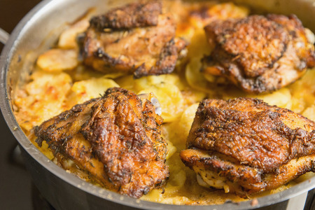 Фото к рецепту: Курица с картошкой, в духовке