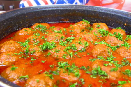 Фото к рецепту: Фрикадельки в томатном соусе