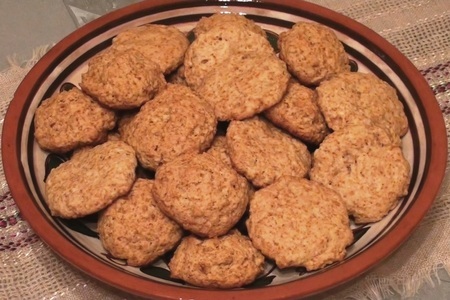 Фото к рецепту: Печенье овсяное (с медом и грецкими орехами)