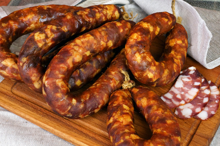Фото к рецепту: Краковская колбаса (варёно-копчёная)