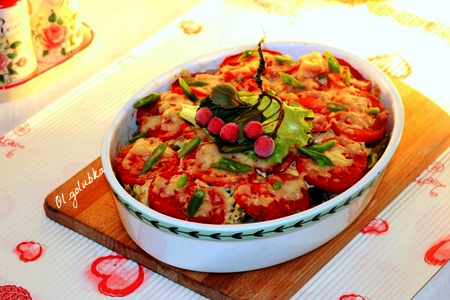 Фото к рецепту: Мясо запечённое с овощами и сыром 