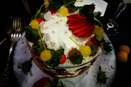 Фото к рецепту: Смородиновый панкейк-торт с клубникой