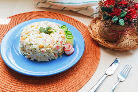 Фото к рецепту: Салат с крабовыми палочками и капустой