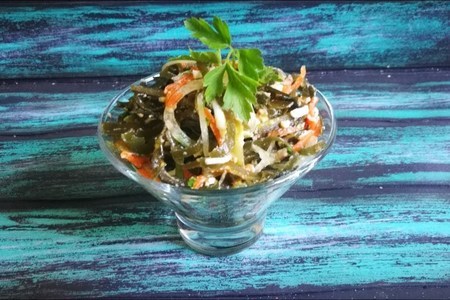 Фото к рецепту: Салат из морской капусты с яйцом