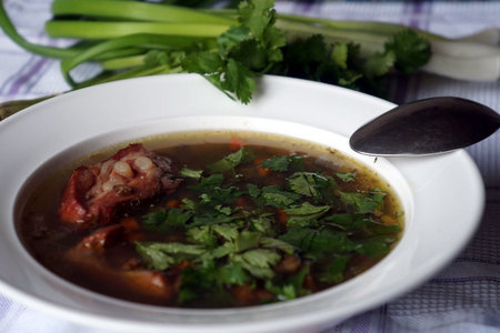 Фото к рецепту: Суп с чечевицей и копченостями