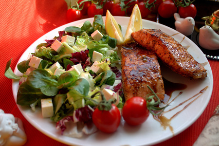 Фото к рецепту: Жареный лосось с салатом и брынзой