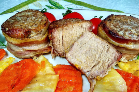 Фото к рецепту: Медальоны из свинины в беконе с овощами