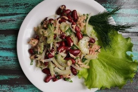 Фото к рецепту: Итальянский салат с красной фасолью и тунцом
