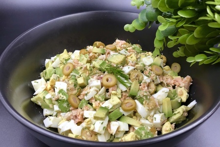 Фото к рецепту: Салат из семги и авокадо