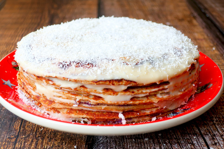 Фото к рецепту: Блинный торт медовик на сковороде